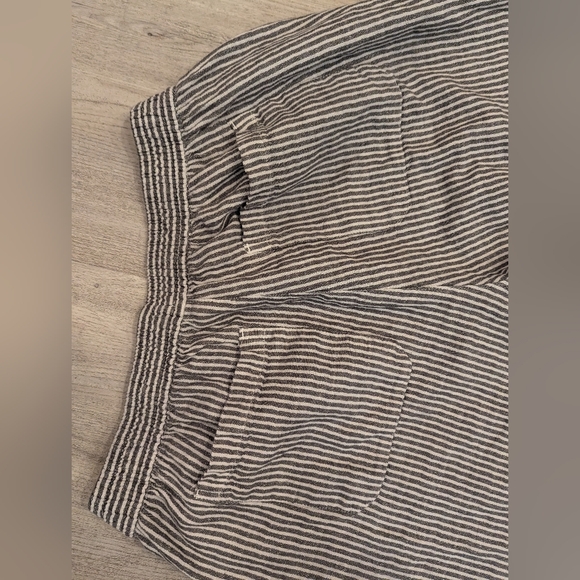 Bundle of M wide leg capris - Picture 5 of 16